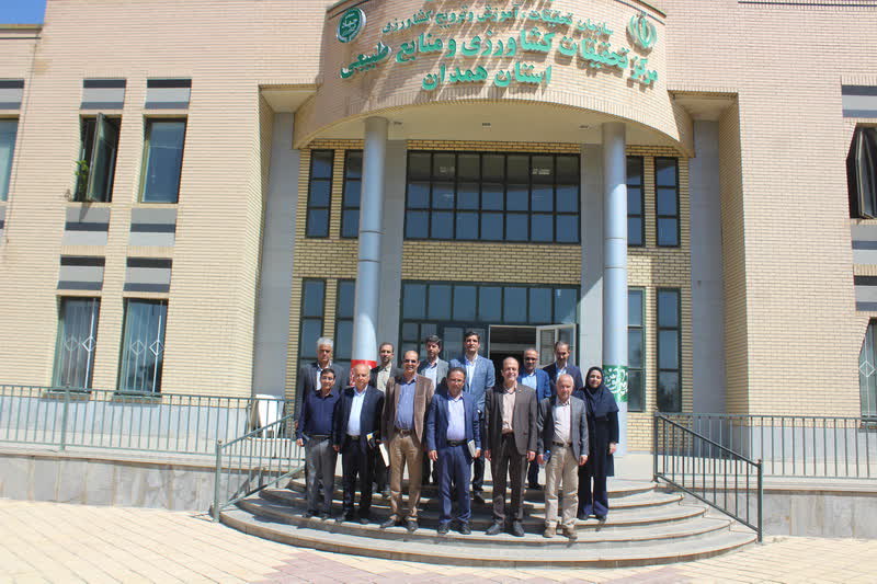 بازدید مدیران ارشد سازمان تات از واحد تولید علوفه در محیط کنترل‌شده در استان همدان